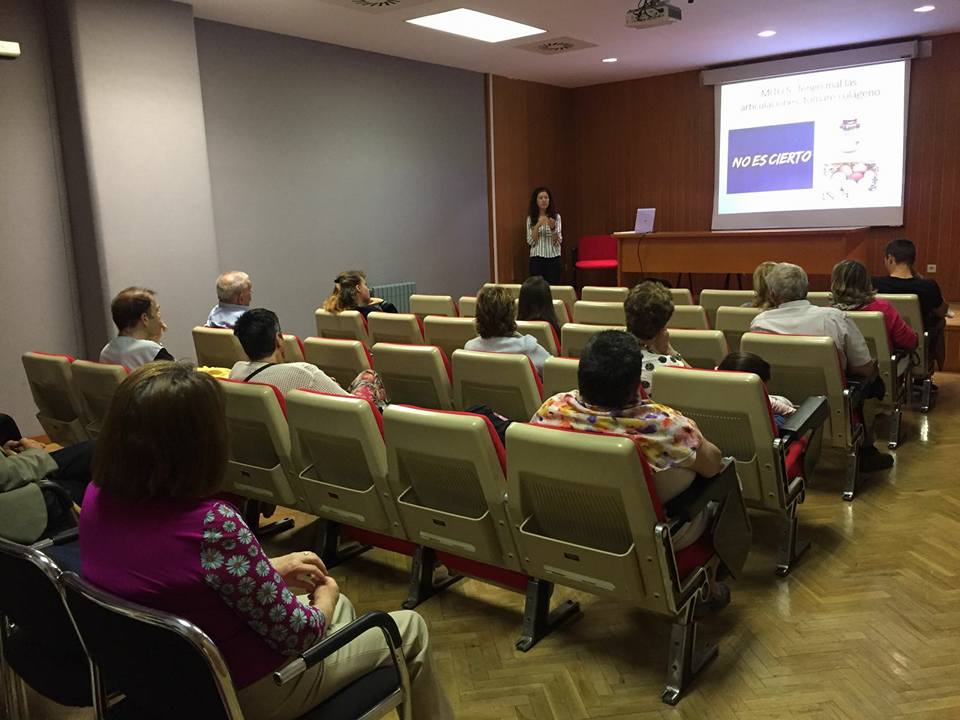 19511392_236073896904215_5221290729269947121_n laura moya dando una charla