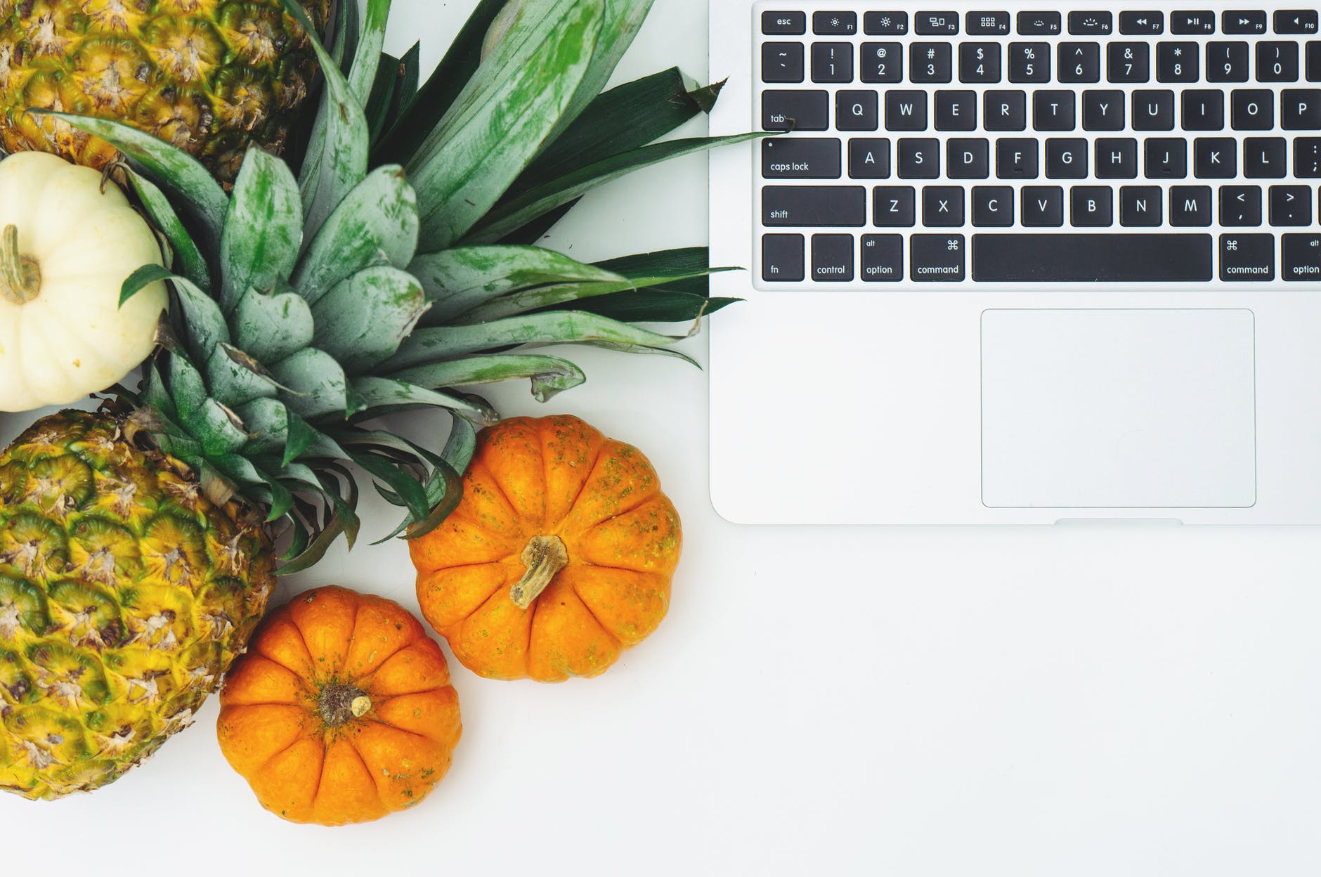 fondo de ordenador junto a frutas y verduras